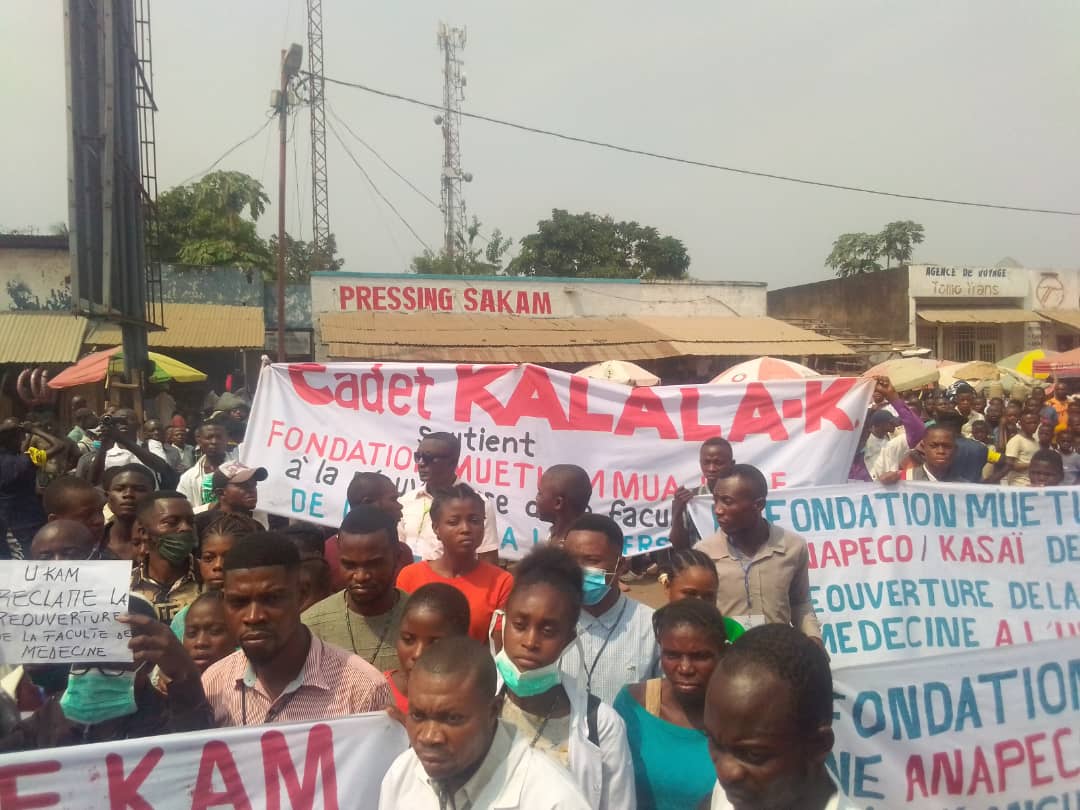 RDC/ Kasaï : Marche de réclamation pour la réouverture de la faculté de médecine à l'Université Kam : Cadet Kalala apporte sa pierre à l'édifice Les forces vives du Kasaï réunies au sein de la fondation Mwetu Mwa Kelé et de l'association nationale des parents d'élèves et d'étudiants du Congo, ANAPECO, ont manifesté le vendredi 17 juin, dans les rues de Tshikapa pour exiger la réouverture de la faculté de médecine à l'Université Kam. Préoccupé de la formation qualitative des jeunes de la province du Kasaï, Cadet Kalala, un acteur politique et digne fils du Kasaï a appuyé non seulement moralement mais aussi physiquement cette initiative visant à redonner le souffle à la population du Kasaï privée de la faculté de médecine. Lors de cette marche, on peut observer des banderoles vivement représentés écrits dessus "Cadet Kalala soutient la fondation Mwetu Mwa Kelé pour la réouverture de la faculté de médecine à l'Université Kam". À l'université Kam, la faculté de médecine a été fermée par le ministre Muhindo Nzangi évoquant la raison de non-respect des critères d'organisation de ladite faculté. Dans le mémorandum adressé au ministre de l'enseignement supérieur et universitaire, les manifestants exigent la levée de cette mesure qui, d'après eux a été prise précipitamment. Redaction : Plus24actu.com/Cellcom +243904472962 By : Jean Paul KANKU NGINDU/ Tshikapa