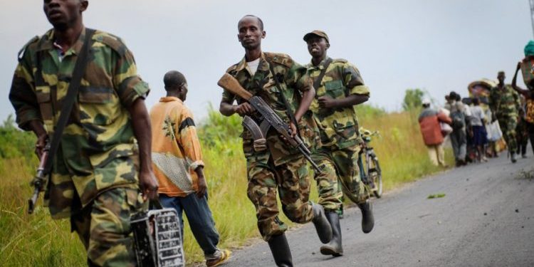 Conflits RDC/Rwanda : Le SG.CRS de (ISTM/T'pa) Marcel MUILA vante les mérites des FARDC et plaide pour l’amélioration de leurs conditions socio-professionnelles C’est à travers son compte Twitter officiel que Marcel, Secrétaire général charge de recherche scientifique de l'Institut supérieur Technique Médical Tshikapa (ISTM/T'pa) a exprimé son amertume au sujet des conditions de vie des militaires congolais dont la rémunération est loin de donner satisfaction après un dur labeur. « Les militaires devraient faire partie des classes sociales les mieux rémunérées, et leurs mémoires devraient être célébrées le plus dignement possible », a tweeter le Dimanche 19 juin dernier dans la soirée. A en croire ce gestionnaire dont la plume est reconnue pour prêcher l’éveil de conscience afin de mettre fin aux actions ignobles et parfois belliqueuses, les forces armées congolaises devraient bénéficier d’un accompagnement financier suffisant, car ils défendent sans arrêt la nation et portent haut la souveraineté nationale. Rédaction/Plus24actu.com +243904472962 Jean Paul KANKU NGINDU/Tshikapa