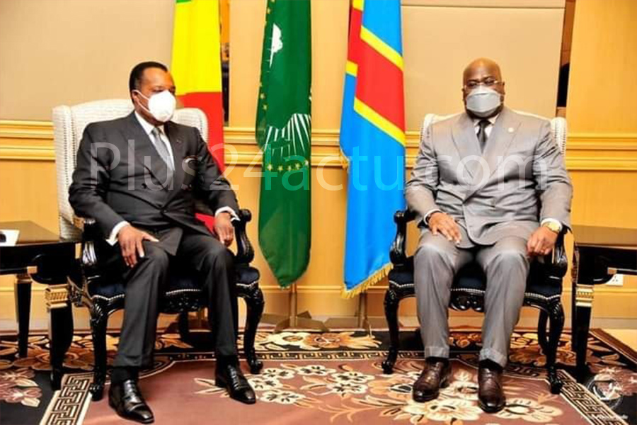 Diplomatie : Félix Tshisekedi affirme n'avoir aucun doute sur le soutien du Rwanda à une rébellion venue agresser son pays La crise entre la RDC et le RWANDA, sur le dossier de la guerre à la partie Est de la RDC provoquée par l'ancienne rébellion tutsi du M23 (Mouvement du 23 mars), était au menu de discussions ce week-end entre Félix Tshisekedi et son homologue congolais Denis Sassou Nguesso à Oyo au nord de Brazzaville. Le parti Est de la République Démocratique Congo est sous menace depuis plusieurs années, selon le gouvernement Congolais, le Rwanda serait à la base de cette guerre, Le président de la RDC Félix Tshisekedi a affirmé le dimanche passé n'avoir aucun doute sur le soutien du Rwanda à une rébellion venue attaqué la parti Est de son pays. Le souhait premier de Felix Tshisekedi est d'entretenir des relations apaisées avec ses voisins tout en évitant la guerre entre le deux pays voisin. Il faut noter qu’après l’accusation du gouvernement congolais, Kigali dément, mais en représailles, Kinshasa a suspendu les vols sur son territoire de la compagnie RwandAir et convoqué l'ambassadeur du Rwanda pour lui notifier une "mise en garde sévère". Dans sa déclaration le chef de l’Etat congolais souhaite que l’on puisse construire des ponts mais pas des murs qui pourront séparer les deux pays voisins et rapprochés. "J'ai toujours soutenu qu'il fallait plutôt construire des ponts que construire des murs", a déclaré Felix Tshisekedi. "Malheureusement, aujourd'hui nous en sommes là où nous sommes", a-t-il regretté. "Le fait de vouloir la paix, la fraternité et la solidarité n'est pas une faiblesse". "Cela ne doit pas constituer une occasion pour des voisins de venir nous provoquer". Felix Tshisekedi "J'espère que le Rwanda a retenu cette leçon parce que, aujourd'hui c'est clair, il n'y a pas de doute, le Rwanda a soutenu le M23 pour venir agresser la RDC", a poursuivi Félix Tshisekedi. Il rappelle que, les présumées rebelles M23 avaient été vaincus, "totalement défaits", en 2013 par l'armée congolaise et "leur arsenal confisqué". "Si aujourd'hui ils ont repris du poil de la bête, ça veut dire qu'ils sont partis de quelque part, (ont été) armés par quelque part", a-t-il conclu. De l’autre côté, le président de la République du Congo Denis Sassou Nguesso est confiant quant à la résolution de la crise. Rédaction : Plus24actu.com/ Africanews By Meschack LOFAKA +243904472962