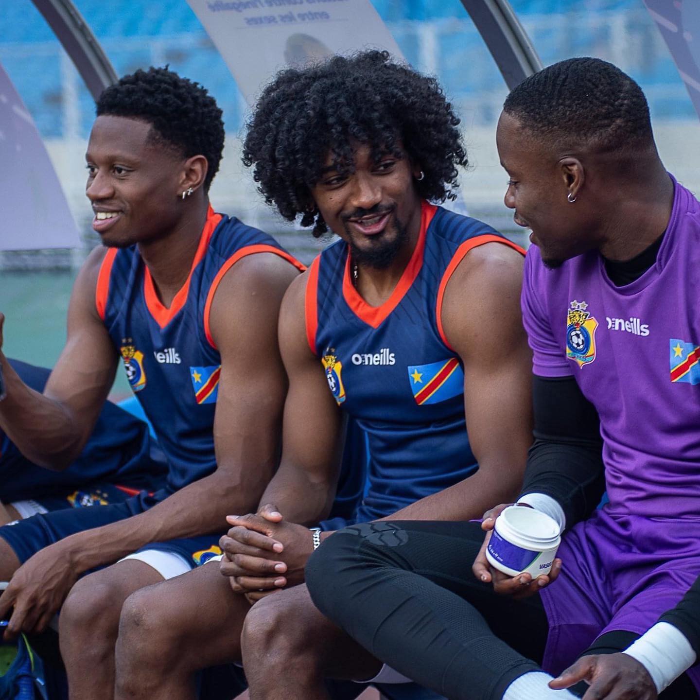 Programmé depuis le 30 Avril 2022, le match entre les léopards de la RDC et les panthères du Gabon, ne pourra avoir lieu. La FEGAFOOT, Fédération Gabonaise de Football, avait saisi la Confédération Africaine de Football, pour le report de cette rencontre, car ayant connu un désagrément dans la mobilité de joueurs gabonais. De son côté, la CAF, a demandé à la FECOFA, de reporter ce match de 24heures. Cette position prise par la CAF n'est pas accueillie à bras ouverts par la fédération Congolaise de Football Association. Cette instance a dans un communiqué du jeudi 03 juin 2022,appelé la Fédération Gabonaise de Football, de prendre de précautions nécessaires pour que ce match se joue. À noter que, le deuxième match entre la RDC et le Soudan, est prévu le 08 juin 2022 prochain, donc, dans un espace de 72 heures. Pour la FECOFA, reporter le match face au Gabon au 05 Juin, sera préjudiciable. Aussi, il sied de signifier que, l'équipe nationale du Gabon, séjourne toujours en Espagne, et cela, à quelques heures de la rencontre face à la RDC. Jean-chrys Abedi Redaction/Plus24actu.com