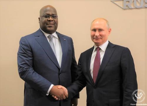 RDC/RWANDA : La Russie près à soutenir la RDC contre les rebelles La situation sécuritaire de la partie Est de la République démocratique du Congo, prévaut beaucoup au pays. Cette situation était au centre de la réunion tenue par le Vice-ministre et ministre des Affaires étrangères Christophe Lutundula et les diplomates de pays membres du conseil des Nations-Unies, affectés en RDC. Cette rencontre s'est tenue le lundi 13 juin 2022, dont le compte rendu a été rendu public par le ministère des affaires étrangères ce mercredi 15 juin 2022. Saisissant cette occasion, Christophe Lutundula a demandé au diplomate Russe Victor Tokmakov, de faire parvenir l'invasion des rebelles du M23 et autres, soutenus par le Rwanda, au conseil de sécurité des Nations-Unies. Réagissant à cette demande, Tokmakov a affirmé qu'il va saisir sa hiérarchie sur cette situation qui se vit dans la partie Est de la RDC. Dans la foulée, le diplomate Russe a affirmé que le pays de Vladimir Poutine est toujours présent, à cet appel de la République démocratique du Congo. Il renchérit que, la Russie et la RDC, continuent à entretenir de bonnes relations diplomatiques. Depuis le début de ce mois de juin, les relations entre la RDC et le Rwanda ne sont pas au beau fixe. Car, Kinshasa accuse Kigali de soutenir les rebelles du M23. Ce groupe sème la terreur dans la province du Nord-Kivu. Pour l'instant, la cité de Binangana est sous occupation des M23. Rédaction/Plus24actu.com +243904472962 By : Jean-chrys Abedi