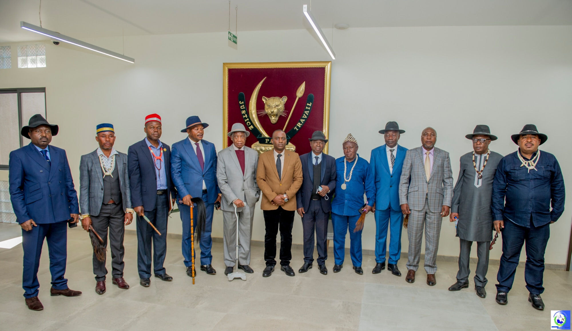 RDC/LUALABA : Les Représentants De Chefs Coutumiers De Grand Katangais-Kasaïens et Les Autorités Traditionnelles Reçues Par La Gouverneure A.I sur La question de la Cohabitation Pacifique Dans les soucis d'être en l'unité, les représentants de chefs coutumiers de grand katangais-kasaïens, les autorités traditionnelles de deux espaces reçues par la gouverneure a. I Fifi Masuka pour organiser la cohabitation pacifique. Après la récente audience leur accordée par la Gouverneure intérimaire, la délégation des chefs coutumiers de l’espace Grand Katanga conduite par le Président de l’Alliance Nationale des Autorités Traditionnelles du Congo Section du Lualaba, est venue rencontrer l’Autorité Provinciale pour présenter la délégation des autorités traditionnelles du Grand Kasaï en séjour à Kolwezi, Chef-lieu du Lualaba. Leur mission porte sur la participation aux différentes séances organisées autour de l’harmonisation de vue sur la cohabitation pacifique entre communautés des deux espaces. Cela, est la mise en œuvre des résolutions de la Table ronde sur la cohabitation pacifique et le vivre ensemble tenue à Lubumbashi sous les auspices du Chef de L’État Félix Tshisekedi. A l’issue de cette audience avec la cheffe de l’exécutif provincial, le Grand Chef SAKUNDUNDU de l’espace Grand Katanga et le chef Kayembe de Bakwanga dans l’espace Grand-Kasaï se sont exprimés. En Marge de cette activité qui vise à maintenir le climat de paix et de sérénité entre les deux peuples, différentes rencontres sont prévues avec les représentants de toutes les couches de la population, c’est entre autres : Les responsables des associations socio-culturelles, les leaders d’opinions au niveau local , ceux des confessions religieuses , des motocyclistes , des exploitants miniers artisanaux et tant d’autres. Cet échange accordé à ces détenteurs du pouvoir ancestral vient une fois de plus prouver le caractère combien important que Marie-Thérèse Masuka Saïni accorde aux travaux de pérennisation des assises sur la cohabitation pacifique entre les deux peuples pour promouvoir le développement dans la Province du Lualaba. Rédaction/Plus24actu.com +243904472962 Jean Paul KANKU NGINDU/Tshikapa