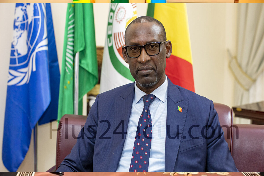 Une déception profonde pour le Mali qui espérer à la suspension des sanctions économique et financière de CEDEAO, au cours du sommet de la CEDEAO qui s’est tenu le samedi à Accra au Ghana. Le pays espérait à la levée des sanctions économiques et financières imposées depuis le 9 janvier dernier par le bloc régional. Mais les chefs des Etats Ouest-africains ont décidé autrement, demandant à leur émissaire Goodluck Jonathan de poursuivre ses efforts de médiation. Le maintien cette décision est considérer comme une déception par Abdoulaye Diop ministre Malien. Il est vrai que nous nous serions attendu à ce que ces sanctions soient levées immédiatement", a déclaré le ministre malien des Affaires étrangères et de la Coopération. Il poursuit ses allocutions : " nous devons être un peu patients. Nous sommes dans une dynamique qui nous permettra d'arriver à ça dans quelques semaines. L'ensemble des participants sont dans cette dynamique et il faut aussi retenir que les quelques semaines qui nous séparent de cette décision doivent être mises à profit pour nous, les Maliens, nous gardions notre sérénité. Pour lui le Mali doit éviter de répondre aux provocations. « Ce qui me semble être important, c'est que les conclusions finales de ce sommet prennent en charge les propositions du gouvernement du Mali et les mêmes propositions considèrent les aspirations des Maliens pour des réformes sécuritaires, politiques et institutionnelles dans une période de 24 mois de transition qui devrait prendre fin en mars 2024 ». Adoulaye Diop Pour ce qui concerne le système électoral, Abdoulaye Diop souligne que : « il est important de procéder à la réforme du système électoral, un projet de loi électorale est déjà déposé sur la table du Conseil national de transition ». Il faut noter que ledit projet de loi électorale intègre également la question de l'organe unique de gestion des élections. De l’autre côté, le bloc régional plaide pour une transition entre 16 à 18 mois, contre les 24 proposés par les autorités maliennes. Un autre élément capital, c'est l'écriture d'une nouvelle Constitution et le reste des paramètres, c'est l'organisation des différents scrutins au niveau local, régional, communal, mais aussi l'organisation d'élections législatives qui doivent être couronnées maintenant vers la fin du processus de transition par l'élection présidentielle. S’agissant de cette Sanctionnées par la CEDEAO, il souligne que, les autorités maliennes semblent bénéficier du soutien des populations, dont la résilience a été saluée par Abdoulaye Diop. « Pour nous, le plus important, c'est le rassemblement des Maliens. Ce qui a été fait au cours de ces derniers mois, les difficultés au travers desquelles nous sommes passés, on n'a pas pu atteindre ce résultat si les Maliens ne s'étaient pas donné la main, s'ils n'avaient pas regardé dans la même direction. Et je suis sûr que quels que soient les défis, à chaque fois que les Maliens ont décidé de s'unir, nous avons pu relever ces défis ». Pour le ministre des affaires étrangère Malien tout l’Afrique tourne leur regarde vers le Mali, il appelle les maliens à ne pas baisser les bras, les maliens doivent rester sereins. « Nous savons où nous voulons arriver. Nous avons défini notre vision et nous allons tout mettre en œuvre pour pouvoir la réaliser dans la paix, dans la quiétude, dans l'entente entre les Maliens. L'objectif essentiel aujourd'hui, c'est de créer des conditions sécuritaires pour pouvoir organiser ces scrutins ». Redaction : Plus24actu.com /Africanews By Meschack LOFAKA +243904472962