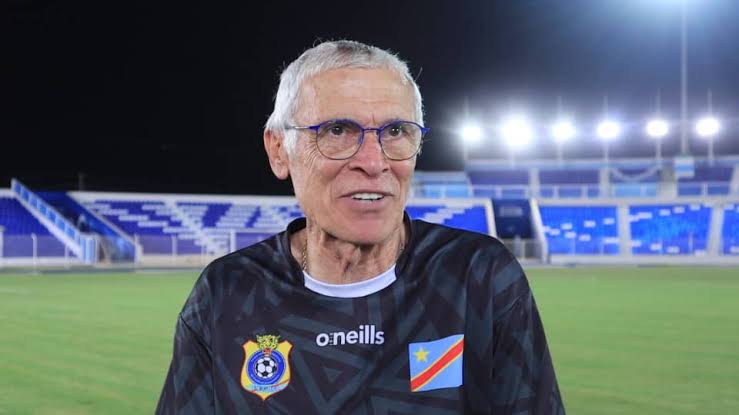 RDC/Football : Hector Cuper limogé de son poste de sélectionneur des léopards Suite au mauvais résultats à la tête de la sélection nationale de football de la République Démocratique du Congo, le sélectionneur argentin Hector Cuper est limogé de son poste. C'est à travers un communiqué du ministère national des sports, signé par son patron Serge Nkonde, du jeudi 09 Juin 2022, qu'est mentionné le limogeage de Cuper à la tête des léopards seniors. Pour le Gouvernement congolais, à travers son ministère de sports, Hector Cuper n'a pas atteint les objectifs fixés avec la fédération Congolaise de Football, bien que le contrat ne fût d'obligation des résultats. À la tête des léopards, Cuper avait un salaire mensuel de 60.000 dollars américains. Cette décision de limoger Hector Cuper à la tête de la sélection nationale, intervient après que, les léopards de la RDC ont été éliminés de la participation à la phase finale de la Coupe du monde Qatar 2022. Et, la sélection nationale congolaise vient de concéder deux défaites, face au Gabon et au Soudan, en ce qui concerne les éliminatoires CAN Côte-d’Ivoire 2023. S’agissant du parcours d’Hector cuper, il faut savoir que, le Footballeur argentin qui évoluait au poste défenseur, désormais reconverti en entraîneur. Il est né le 16 novembre 1955 à Chabas, Santa Fe (province argentine). Il est surtout connu pour son passage au Valence CF qu’il a amené à deux finales de la Ligue des Champions consécutives en 2000 et 2001, mais sans remporter le trophée. Il a été le sélectionneur de l’Égypte, avec qui il est finaliste de la Coupe d’Afrique des nations 2017. Âgé de 65 ans, Hector traîne un Curriculum Vitæ long comme le bras. Ancien sélectionneur de la Géorgie, de l’Ouzbekistan et de l’Egypte, l’argentin apparaît comme un sélectionneur de récupération, après le lapin posé à la Fédération congolaise par le Français Rolland Courbis, avec lequel la FECOFA était déjà parvenu à un accord de principe, mais qui se serait défilé à la dernière minute. Selon le même site, Hector Cuper est attendu à Kinshasa dans les jours prochains pour parapher son contrat dont la durée n’est pas encore connue. Il remplace au poste de sélectionneur des Léopards A Christian N’sengi Biembe. Selon le même site, Hector Cuper est attendu à Kinshasa dans les jours prochains pour parapher son contrat dont la durée n’est pas encore connue. Il remplace au poste de sélectionneur des Léopards A Christian N’sengi Biembe. Rédaction : Plus24actu.com By : Jean-chrys Abedi +243904472962