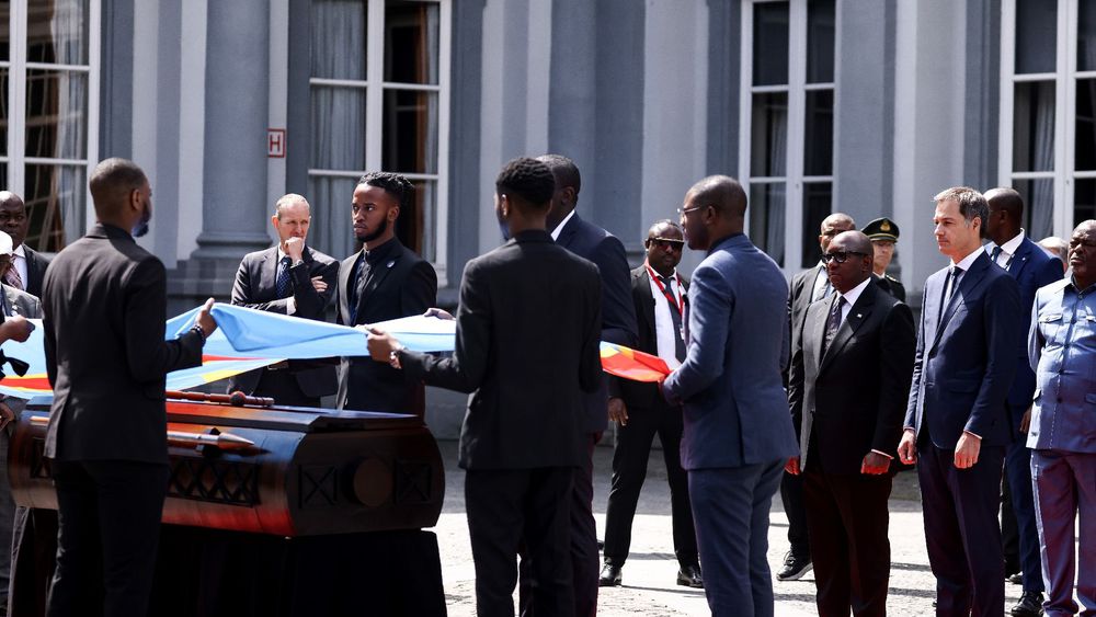 Diplomatie : La Belgique remet la dent de Lumumba à la RDC Les autorités belges viennent de restituer la dent de Patrice Emery Lumumba à la République démocratique du Congo, ce lundi 20 juin 2022 plus précisément à Bruxelles. La cérémonie a eu lieu en présence des 3 enfants de Lumumba : Juliana, François et Roland Lumumba ainsi des dirigeants congolais représentés par Jean Michel Sama Lukonde, premier ministre de la RDC. Notons que la dent du père de l'indépendance de la République démocratique du Congo, Lumumba sera rapatriée incessamment à Kinshasa pour une cérémonie d'hommage qui aura à la grande place de l'échangeur à limité où reposera éternelle, le héros national Patrice Lumumba assassiné il y'a 61 ans par ses détracteurs qui étaient contre son combat pour une indépendance totale du congolais vis à vis de la colonisation. Aux dernières nouvelles, les enfants de Lumumba se sont recueillis devant la relique de leurs pères pour lui rendre un hommage attendu depuis des années. Rédaction : Plu24actu.com +243904472962 Jean-chrys ABEDI