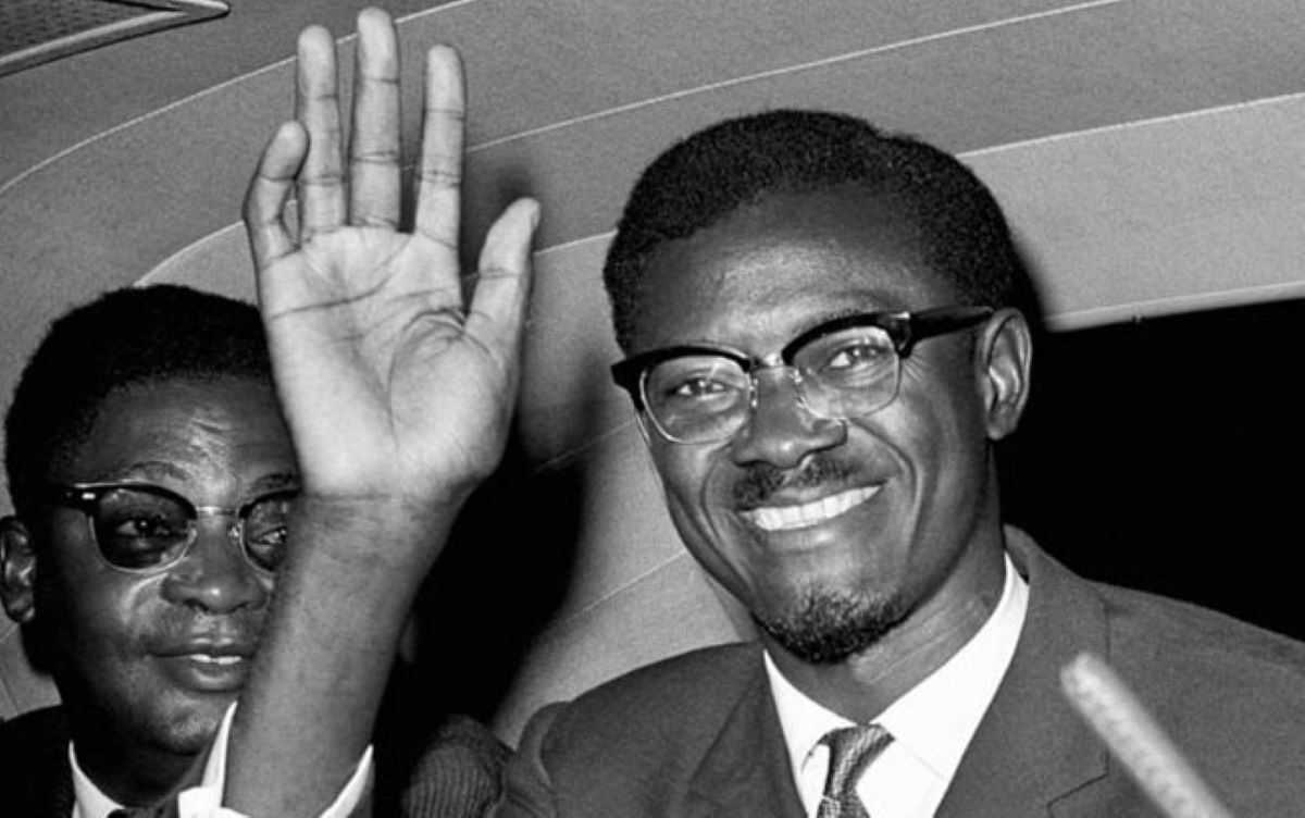 RDC : Patrice Emeri Lumumba bénéficie d’un passeport diplomatique à titre posthume Prévu pour ce mois de juin, le rapatriement des reliques de feu ancien premier ministre congolais Patrice Emeri Lumumba, le gouvernement congolais par son ministre des Affaires Etrangères Christophe Lutundula a procéder déjà à la remise d’un passeport diplomatique à cet ancien ministre en titre posthume le samedi 11 juin 2022. La réception de ce passeport diplomatique est faite par son premier fils François Lumumba au cours d’une cérémonie organisé par le ministre des affaires étrangères à kinshasa. Dans son allocution, le ministre des Affaires étrangères, Christophe Lutundula, signal que cette pièce d'identité était attendue depuis 61 ans. Elle permettra à l’ancien ministre congolais d’effectuer son voyage de la Belgique à Kinshasa. Le rapatriement des reliques de feu Lumumba est prévu pour le 21 juin 2022, une date qui restera historique pour les congolais de cette génération qui vont rendre un hommage digne à cette icône de la RDC. Les Congolaise vont faire un deuil attendu du héros national depuis plusieurs décennies. Pour Christophe Lutundula, ce jour qui marque la remise du passeport diplomatique au tout premier ministre de l’histoire de la RDC est un grand jour et un jour mémorable et indispensable non seulement pour sa famille, mais aussi pour la nation tout entière. Pour rappel, le 21 juin 2021, la Belgique devait officiellement remettre au président congolais, Félix Tshisekedi, une dent qu'un commissaire de police belge affirme avoir prélevée sur le corps de Lumumba après son assassinat. Le 17 janvier, cela va faire 62 ans que Patrice Emery Lumumba a été assassiné. 40 ans plus tard seulement, en 2001, la Belgique avait reconnu au terme d’une commission d’enquête parlementaire sa responsabilité morale dans la mort de Lumumba. A noté que, le rapatriement des reliques du feu Patrice Emery Lumumba était un engament du Président de la République, Félix Antoine Tshisekedi Tshilombo. Les reliques du Patrice Emery Lumumba reposera dans un mausolée dont les travaux de construction se poursuivent à l’échangeur de Limete. Rédaction/ Plus24actu.com +243904472962 By : Meschack LOFAKA