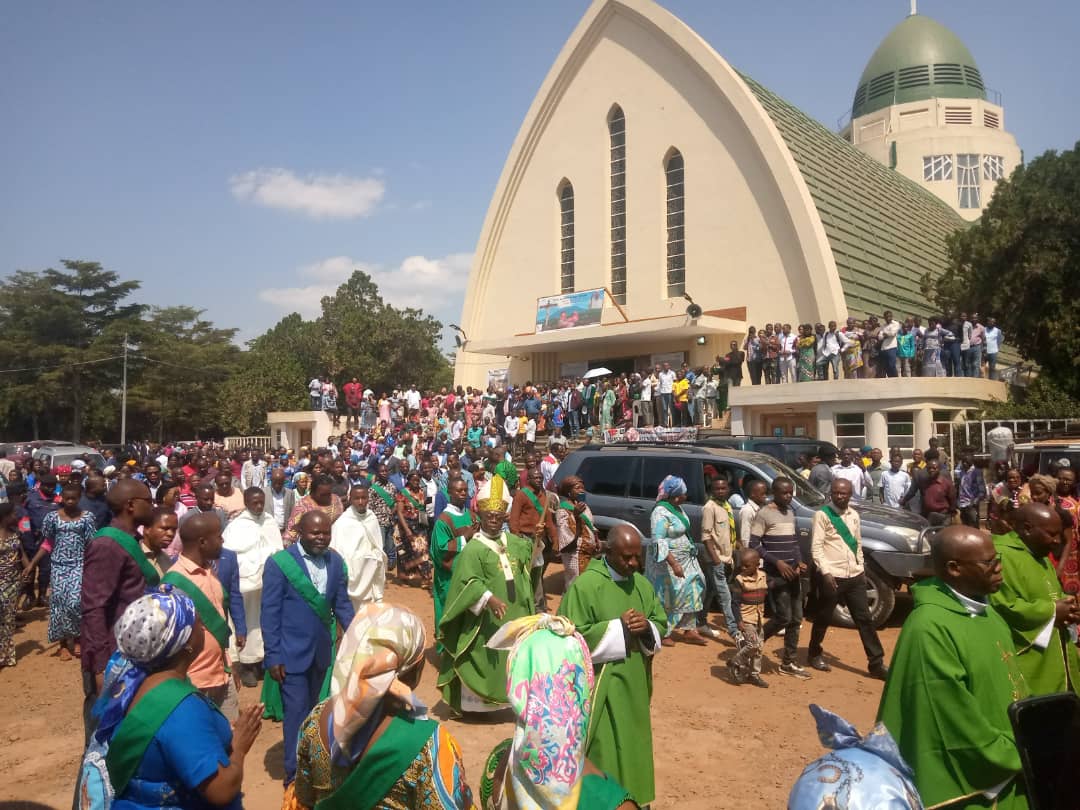 Le 62-ème anniversaire de l’indépendance de la République Démocratique du Congo (RDC) a été commémoré le jeudi 30 juin 2022 à Bukavu chef-lieu de la province du Sud-Kivu, à travers une messe d’action de grâce qui a été dite par l’archevêque de Bukavu, François Xavier Maroy en la cathédrale notre Dame de la Paix dans la commune d’Ibanda. Au cours de cette célébration eucharistique l’archevêque de Bukavu a appelé tout congolais à la prise de conscience et de responsabilité pour que le Congo soit un pays effectivement exemple du développement modèle de l’Afrique et du monde entier. "pour Ceux-là, qui ont l’envie de diviser la RDC, doivent savoir que cela est un rêve. Dieu a donné aux Congolais leur Pays comme une bénédiction. C’est ainsi, que les autorités doivent chercher d’abord à rassembler leurs habitants afin de montrer aux pays étrangers que les Congolais ne sont pas prêts à se venger, mais vivre ensemble. François xavier Maroy ajoute par ailleurs que, les Congolais doit honorer tous les morts partis tôt en circonstance fidèle pour l’indépendance de la RDC et particulièrement à Patric Emery lumumba. De son côté, le gouverneur de province Théo Ngwabidje Kasi, a dans son discours indiqué que le 62 -ème anniversaire de l’indépendance de la RDC est commémoré dans un contexte très particulier marqué par l’agression du pays par les forces étrangères et particulièrement dans la Province du Nord-Kivu. L’autorité provinciale a également invité la population à ne pas tomber dans le piège et à lutter contre le discours de haine et xénophobie et toute autre violence à l’endroit des frères et sœurs qui ont choisi de vivre au Sud-Kivu. Ceci avant d’appeler la population à cultiver les valeurs chrétiennes pour pouvoir les aider à effectuer leur travail efficacement. Cette célébration eucharistique a connu la participation des Plusieurs autres personnalités politiques et de la société civile. Après cette célébration, des gerbes de fleurs ont été déposées au monument de martyrs situé à labotte dans la commune d’Ibanda. Rédaction/Plus24actu.com +243904472962 By Amani Deogratias.