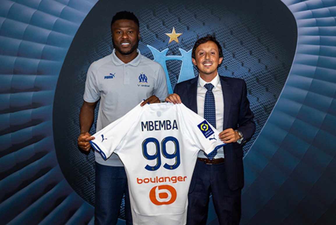 Mercato : Chancel Mbemba signe un contrat de trois saisons Libre de tout contrat, l’ancien défenseur du FC. Porto Chancel Mbemba vient de rejoindre l'Olympique de Marseille le 15 juillet 2022 pour un contrat de trois saisons. Le club portugais n'a pas souhaité le prolonger avec Chancel Mbemba car il a toujours eu un doute sur son âgé véritable. Suite aux doutes du club portugais, la FIFA avait fait des enquêtes et a annoncé que le joueur Congolais avait été enregistré avec 4 dates de naissance différentes étalées sur 6 ans. Libre de signé à n’importe quel club, L'OM a pris l’option d’annoncé la nouvelle sur le recrutement du congolais. Chancel Mbemba est la 3e recrue de ce mercato, le 3e défenseur central également après les signatures de Samuel Gigot et Isaak Touré. Signal le site internet Mercato. L'international congolais (64 sélections, 4 buts) a signé pour trois ans sur la Canebière, et incarcérera le leadership de l'arrière-garde. Chancel Mbemba est un excellent défenseur au niveau central, Il possède une solide réputation sur le marché mais le chemin pour en arriver là a été semé d'embûches. La star congolaise sort de 4 saisons pleines et entières au FC Porto. 103 titularisations Mbemba pour 111 rencontres disputées, soit sur cette période le 3e plus gros temps de jeu de l'effectif. Associé aux côtés de Pepe en charnière centrale sur cette dernière année, le défenseur s'est offert un nouveau doublé coupe-championnat. Avant de poser ses valises à Marseille, Rien qu'en additionnant les matchs de championnat et de coupes d'Europe. Biographie du Joueur Chancel Mbemba grandit à Kinshasa au sein d'une famille de 9 enfants. Sa mère Antoinette est une joueuse de basketball qui a défendu les couleurs de la République démocratique du Congo. Mbemba a suivi une formation d'électricien et envisage, après sa carrière, une reconversion possible dans ce domaine Le 23 juillet 2018, il signe un contrat jusqu'en 2022 avec le FC Porto5. En 2020, il remporte le championnat du Portugal et la Coupe du Portugal, inscrivant notamment un doublé lors de la finale6. Le 1er juillet 2022, désormais libre de tout contrat, Chancel Mbemba annonce sur les réseaux sociaux la fin de son aventure chez les Dragons. Il quitte le club sur un nouveau doublé Coupe - Championnat. Cette fois-ci l’OM sera dans la saison prochaine avec deux congolais, Cédric Bakambu et Chancel Mbemba.