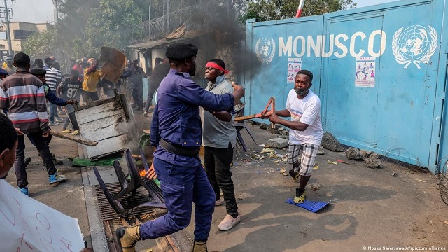 L’ONU appelle la population du Nord-kivu au calme et au dialogue pour résoudre les tensions. Dans un communiqué de presse fait le mercredi 27 juillet 2022, Le Conseil de sécurité de l’ONU a fermement condamné, les récentes attaques contre la MONUSCO au Nord-Kivu. L’ONU regrette ces violences qui a causé des morts de 3 casques bleus indiens et marocains, ainsi que des blessés parmi les soldats de la paix et la population de ladite province. Dans ce communiqué les membres du Conseil de sécurité ont aussi présenté leurs condoléances aux familles des victimes qui ont perdu leurs vies au cours de ces attaques mortelle. Dans ce même communiqué, ils tiennent également à compatir avec les familles des victimes de ce drame. Pour les soldats et les civils blessés à l’issue des manifestations de Goma et Butembo, les membres Le Conseil de sécurité de l’ONU leurs ont souhaité un prompt rétablissement. Ils appellent la population de la province du Nord-kivu au calme et au dialogue pour résoudre les tensions et d’assurer la protection des civils. L’ONU propose au gouvernement congolais à poursuivre ses efforts pour rétablir l'ordre public, et mener les enquêtes sur les causes profondes des tensions actuelles et faire en sorte que les responsables répondent de leurs actes. En titre de rappel, les manifestations sont régulièrement organisées pour exiger le départ des Casques bleus, accusés d’inefficacité dans la lutte contre des dizaines de groupes armés locaux et étrangers qui déstabilisent l’est du pays depuis près de trente ans. Le lundi 25 juillet, des centaines de manifestants étaient déjà descendus dans la rue à Goma. Ils avaient cassé des vitres, des murs et pillé des ordinateurs, des chaises, des tables et des objets de valeur. Le gouvernement congolais avait condamné « toute forme d’attaque contre le personnel et les installations des Nations unies », promettant que « les responsables seraient poursuivis et sévèrement sanctionnés ».