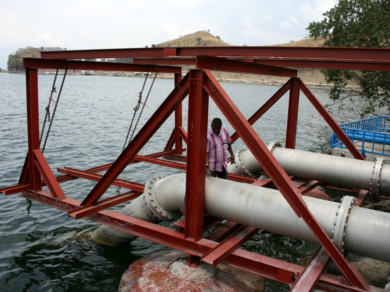 Goma : Suite aux travaux de la centrale hydroélectrique Ruzizi 2 la population sera privée d’eau (Regideso) Dans un communiqué rendu public hier mardi 05 juillet 2022, dont une copie est parvenue à notre rédaction, La REGIDESO informe tous ses abonnés qu’une perturbation dans desserte en eau potable sera observé dans certains quartiers de la ville de Goma à partir du 06 au 12 juillet 2022. En effet, les quartiers concernés sont : Mikeno, Mapendo, Kaembe, Katindo, Murara, Virunga, Majengo, Bujovu, Mabanga Nord et Sud, Katoyi, Kasika, Bushara, et Monigi. Par ailleurs, la REGIDESO prie à ses abonnés des quartiers concernés de pouvoir se constituer de réserve d’eau chaque fois quand l’eau coule au robinet avant de présenter ses excuses et de rassurer le fonctionnement normal dès le rétablissement du courant dans ses stations. Il sied a noté que, cette décision fait pour donner suite à l’arrêt total de la centrale hydroélectrique Ruzizi 2 pour donner suite aux travaux. Amani Deogratias