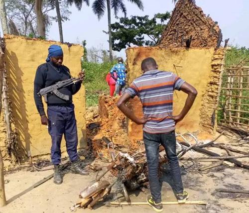 Mai-Ndombe : 7 personnes mortes et plusieurs blessés dans l’affrontement entre les peuples TEKE et YAKA La situation sécuritaire est déplorable dans la province de Mai-ndombe, suite à l’affrontement de deux peuple frère, Téké et Yaka, le jeudi 18 Août, au total Sept personnes ont été tuées et plusieurs blésseés lors de ses affrontements interethniques dans le village Miboro, territoire de Kwamouth (Mai-Ndombe). La population de cette province, deplore ces actes et appelle le gouvernement de s’impliquer pour la restauration de la paix entre ces deux groupes. De l’autre côté, le vice-président de la société civile de Kwamouth, Martin Suta a condamné ces actes qui provoque des morts et plaide pour une implication urgente du gouvernement dans l’intention de restaurer la paix dans cette partie du pays. Dans son intervention écrit par le site internet de la Radio okapi, il demande à l’Etat congolais de s’impliquer à ce dossier. « Bien avant, ils avaient déplacé leurs femmes. Ce sont les hommes seulement qui sont restés pour attendre l’arrivée des Yaka parce qu’eux avant d’arriver, ils vous annoncent par des lettres et des tracts que nous allons passer tel jour. Alors le village aussi se prépare en conséquence avec les armes civiles. Et aujourd’hui il y a eu des attaques des Bayaka contre le village Miboro. Il y a eu 7 morts. Ce sont les Yaka qui sont morts. Vivre la perte humaine comme ça, ce n'est pas normal. Nous demandons que l'État congolais puisse s’impliquer pour qu’il y ait la paix dans l'ensemble », a détaillé Martin Suta sur Top Congo. By : Meschack Lofaka/Plus24actu.com