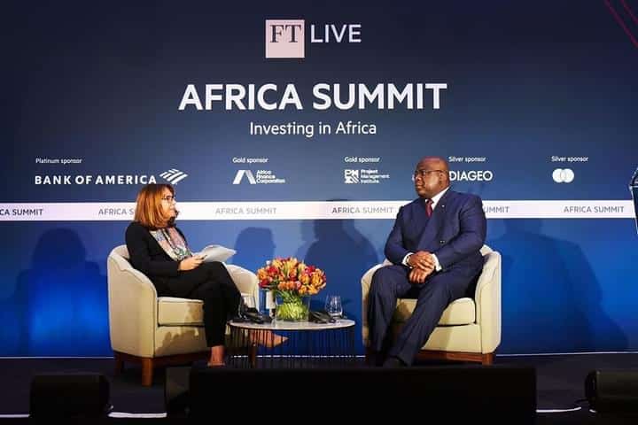 Africa Summit : Ne considérez pas notre faiblesse mais notre volonté de changement (Felix Tshisekedi) Le président de la République Démocratique du congo, Felix Tshisekedi Tshilombo, à été invité, à Londres en Angleterre pour participer à Africa Summit 2022 », le rendez-vous économique annuel de Financial Times à Londres en Grande Bretagne le mardi 18 octobre 2022. Le président congolais est l’invité d’honneur et principal orateur à ce forum. Au cours de ses allocution, adressait aux investisseurs, désireux de s’implanter en RDC, Felix Tshisekedi, appelle les investisseurs à ne pas considérez la faiblesse de la RDC, mais la volonté qui apportera un changement total. « Ne considérez pas notre faiblesse, mais notre volonté de changement ». Ce forum organisé en Angleterre est sous le thème : « Investir en Afrique », ledit sommet a réuni des délégations de haut niveau de gouvernements, d'entreprises, de décideurs politiques et d'investisseurs et plusieurs autorités mondiale. Le président Felix rappel qu’il a installé en RDC le programme de réforme économiques qui vise à faire une attraction. « Ayant fait de l'investissement l'une des pierres angulaires pour le développement de mon pays, j'ai impulsé un ambitieux programme de réformes économiques visant à faire de celui-ci, un hub d'attractions », Félix Tshisekedi. Dans sa qualité du chef d’état et président en exercice de la CEEAC et de la SADC, est revenu sur les enjeux et les différents défis auquel la RDC et l’Afrique en général fait face. S’agissant de la sécurité et de la guerre en RDC, Felix tshisekedi rappel les agressions du M-23 qui serait soutenu par le Rwanda. Il a rappelé les questions de la préservation de l’environnement, le climat des affaires, les possibilités d’investissement, les opportunités offertes dans l’économie verte, … Pour Felix Tshisekedi, la RDC est le pays qui apporte la solution au réchauffement climatique et tient à cette vocation du fait de sa biodiversité et de sa position comme un des poumons du monde. De ce fait, la population congolaise de bénéficier de ses ressources naturelles, tant que les autorités respectent les conventions établies en la matière et qu’aucune loi soit-elle nationale ne l’interdit. Meschack LOFAKA