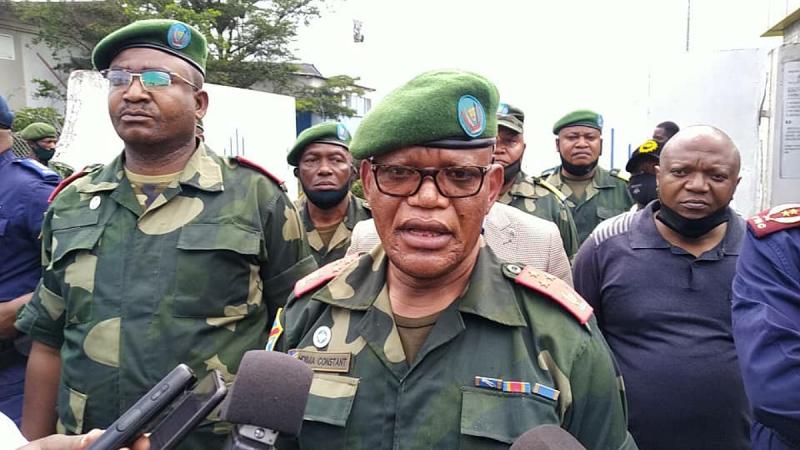 Le gouverneur militaire du Nord-Kivu invite la population à la vigilance dans tout le plan La province du Nord-Kivu fait face à une situation sécuritaire très préoccupante qui provoque des morts et des déplacés interne, pour faire face à cette situation, le numéro un de la province lieutenant-général Constant Ndima appelle la population à la vigilance, ce message est fait le lundi 31 octobre 2022. D’après son message, il invite la population à la cessation des manifestations populaires susceptibles qui pourrait favoriser l’infiltration de l’ennemi. ''Au regard de la situation sécuritaire actuelle très préoccupante, le gouverneur militaire demande à la population de rester soudée derrière les forces de défense et de sécurité ; d’éviter des conflits intercommunautaires inutiles. En plus il invite la société civile et mouvements citoyens à s’abstenir d’organiser des manifestations populaires susceptibles de favoriser l’infiltration de l’ennemi''. S’agissant de la situation des déplacées interne, le gouverneur annonce des opérations militaires et patrouilles conjointes avec la MONUSCO Pour le gouverneur, les forces de défense et de sécurité sont dans l’obligation de travailler avec leurs partenaires habituels, pour sécuriser la population et apporter l’assistance humanitaire aux déplacés de guerre. Suivant le rôle des partenaires externe, il signale dans ce même message que, c’est dans ce même contexte que les opérations militaires et des patrouilles conjointes seront organisées avec la MONUSCO pour atteindre un cet objectif. Dans sa conclusion, Constant Ndima demande à la population d’éviter de se constituer en obstacle aux actions mises en place pour défendre l’intégrité menacée de notre territoire et assurer la protection des populations et des leurs biens''. Meschack LOFAKA Plus24actu.com/Radio Okapi +243904472962