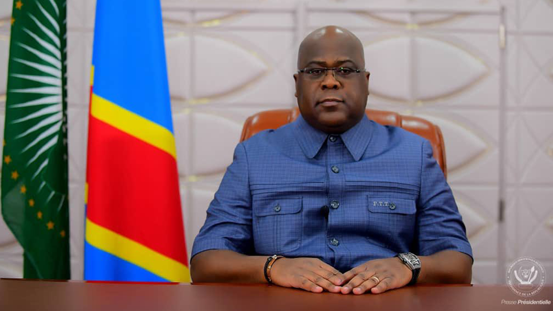 Les Traîtres subiront la rigueur de la Loi (Felix Tshisekedi) Le jeudi 03 Novembre le chef de l’Etat Félix Tshisekedi s’adressé à la population sur le sujet de la guerre à l’Est de la RDC aux antennes de la Radiotélévision national congolaise RTNC, préoccupé par la situation néfaste de sa population, le chef d’Etat appel les Congolais à se mobiliser contre "l’agression rwandaise via le M23", dans le territoire de Rutshuru (Nord-Kivu). « Nous devons ensemble avoir conscience que nul autre que nous-mêmes ne viendra sauver notre nation et que cela exige de chacun de nous une mobilisation tous azimuts. Ne doutons jamais, qu’ensemble réfléchis et engagés nous puissions changer le monde », Félix Tshisekedi. S’agissant de la trahison de la nation, Felix Tshisekedi promet une rigueur ferme aux traîtres qui trahiront le pays. Que tu sois Politicien, Militaires et autres, la rigueur de la loi sera imposée à tous les traîtres. Il prévient que cette catégorie de personnes seront exposées à la rigueur de la loi. Il a condamné les actes de Xénophobie, au contraire, il appelle les Congolais à une mobilisation pour combattre l’ennemie. Le chef de l’Etat a réitéré son engagement constitutionnel celui de défendre la patrie jusqu’au sacrifice suprême. Au sujet des milliers de déplacés internes, Felix Tshisekedi regrette que la guerre d’agression ait provoqué des déplacements de plus de 200 000 personnes, occasionnant ainsi un drame humanitaire dans le Nord-Kivu. « Les agresseurs occupent certaines localités dans le territoire de Rutshuru, cette occupation occasionne ainsi un drame humanitaire avec plus de 200 000 compatriotes forcés de fuir les affres terroristes dans les zones de combats. Ils se retrouvent en dehors de chez eux sans logis, sans nourriture et sans soins. Des instructions précises ont été données au Gouvernement pour leur rassemblement et prise en charge ». Felix Tshisekedi. Profitant de cette occasion il a appelé à un élan général de solidarité pour alléger le fardeau de ces milliers de personnes déplacées. Pour faire face à l’agression, le président de la République a invité les Congolais engagés dans les FARDC et la police nationale au sens de patriotisme. Et appel les Congolais au patriotisme et sacrifice. Pour le président Félix Tshisekedi, cette guerre imposer par le voisin nécessite des sacrifices de tous les Congolais. « La guerre qui nous est imposée par nos voisins exige de chacun de nous des sacrifices. C’est le moment de taire nos divergences politiques pour défendre tous rassemblés, notre mère patrie. Notre histoire et notre marche commune ont, sans cesse, démontré que loin de s’effondrer, notre Nation et son peuple ont toujours relevé ce genre de défis et nous en sommes toujours sortis victorieux », a poursuivi Felix Tshisekedi. A cette occasion, le chef d’Etat a instruit le chef d’Etat-Major général des FARDC d’accélérer la mise en place des centres de recrutement à travers les 26 provinces du pays. Pour lui, au de-là de tout clivage politique, idéologique, religieux et tribal, la défense de la mère-patrie est le seul objectif qui doit unir les Congolais en ce moment. Le chef de l’Etat estime qu’à l’heure actuelle, le pays a besoin de l’engagement de toutes ses filles et de tous ses fils. Dans son message, le chef de l’Etat a rappelé les démarches diplomatiques de la RDC pour ramener la paix dans sa partie Est. Il a entamé ce processus dès le 20 juin dernier en prenant part aux travaux du 3ème Conclave des chefs d’Etat membres de la Communauté d'Afrique de l'Est (EAC) à Nairobi au Kenya. Cette rencontre avait comme agenda l’examen de la situation sécuritaire dans l’Est de de la RDC. A l’issue de ce forum, les dirigeants des pays membres de la Communauté d'Afrique de l'Est (EAC) sont tombés d'accord sur le déploiement d'une force régionale pour « imposer » la paix dans l'Est de la République démocratique du Congo (RDC). Félix Tshisekedi dit avoir accepté de rencontrer, le 6 juillet 2022, son homologue rwandais, à Luanda, sous l’égide du Président João Lourenço, sous couvert de la Conférence internationale des régions des Au mois d’octobre dernier, il a rencontré à nouveau le président Paul Kagame autour du Président Français Emmanuel Macron, et à l’initiative de ce dernier en marge de l’Assemblée Générale de Nations-Unies à New-York. Ici également, pour l’essentiel, il a été acté le principe d’un cessez-le-feu immédiat et du retrait sans condition du M23 des positions qu’il occupe. Le président congolais regrette que toutes ces rencontres n’aient pas produit de résultats escomptés. « Comme vous pouvez le constater, malgré notre investissement et les efforts fournis dans cette optique, la paix et la sécurité ne sont pas au rendez-vous », Felix Tshisekedi Meschack Lofaka +243904472960 Plus24actu/Radio okapi