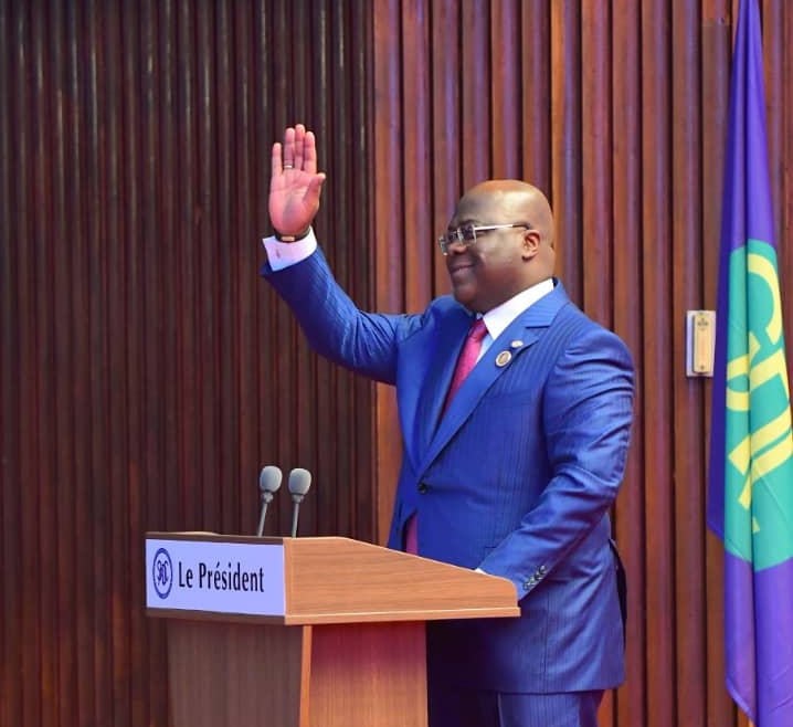Guerre à l’Est de la RDC : Le président Felix salue le soutien des Pays africains Au cours de l’ouverture de 52ème Assemblée plénière du Forum parlementaire de la SADC, le président de la République Démocratique du Congo, Felix Tshisekedi, a salué, le lundi à Kinshasa, le soutien des pays africains, et ceux de la Communauté du développement de l’Afrique australe (SADC), à la RDC qui fait face à l’agression qu’elle subit de la part de Rebelles qui sont soutenue par le Rwanda. « Nous saluons le soutien que nous apportent les pays frères d’Afrique et particulièrement ceux de la SADC. A plus d’une occasion ce soutien nous a été témoigné. Je souhaite qu’à l’issue dudit forum, que soit également assorti de réelles pistes de solution qui pourront prévenir l’apparition de ce genre de conflit ailleurs dans notre sous-région et sur tout le continent en vue de rendre effectif notre volonté de faire taire les armes au profit des initiatives de développement pour le bien-être de nos populations », a déclaré le Chef de l’Etat Felix Tshisekedi. Le thème de ce forum est, « le rôle des Parlements dans le renforcement de cadre législatif pour la paix et la sécurité dans la région de la SADC ». S’agissant de ce thème, Felix Tshisekedi, signale que, ça tombe à point nommé, au regard de la situation sécuritaire qui prévaut dans l’Est de la République démocratique du Congo. « Il est de notoriété publique que ces assises s’ouvrent comme l’a indiqué l’honorable président de l’Assemblée nationale de la RDC, dans un contexte crucial marqué par l’insécurité persistante dans la partie Est de notre territoire en particulier dans le Nord Kivu, en raison de prolifération des groupes armés, notamment du Rwanda sous couvert du groupe terroriste du M23 qui s’adonne impunément à des massacres et autres actes odieux constitutifs de crime guerre et de crime contre l’humanité », souligne le Président Félix Tshisekedi. Il poursuit, sur l’agression tout en signalant que, « Parlant de l’agression perpétrée par le Rwanda, nous n’avons cessé et jamais nous cesserons de condamner cette aventure belliqueuse et ignoble avec la plus grande véhémence, d’exiger le retrait immédiat et sans condition des troupes rwandaises et du M23 du territoire congolais ».