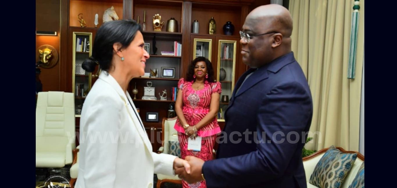 Le Rwanda devra « cesser son soutien au M23 » la secrétaire d’Etat française Le secrétaire d’Etat Français, Chrysoula Zacharopoulou a été reçu par le Président de la République Démocratique du Congo, Felix Tshisekedi TSHILOMBI, le mercredi 22 Décembre 2022 à la cité de l’Union Africaine, au cours des échanges, elle à affirmé le soutient et de la République Française à l’égard de la RDC suite aux massacres qui sévisse à l’Est du Pays. Une affirmation faite à l’issue de sa rencontre avec le Président que, la France défendra toujours, sur le plan diplomatique. « La France a défendu et défendra toujours la République Démocratique du Congo », a déclaré au sortir de l’audience, la Secrétaire d’Etat chargée du développement, de la francophonie et des partenariats internationaux, faisant allusion à l’implication de son pays dans la levée, par le Conseil de sécurité, de l’embargo sur l’achat d’armes ». Elle appelle le Rwanda à la cessation de soutien aux rebelles, qui attaque la RDC « Les M23 doivent cesser les combats, de même que le soutien que le Rwanda apporte. Nous devons en finir avec la répétition de l’histoire dans cette région ». Elle rappelle que, la France a été déterminé et à voter pour la levée du régime de notifications récemment imposées à la RDC, par le Conseil de sécurité des Nations Unies, en cas d’achat d’armes et des matériels militaires
