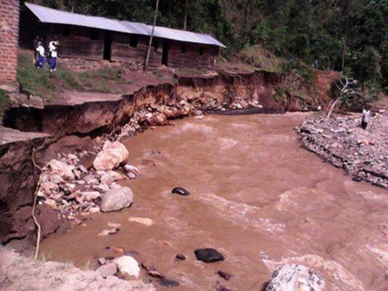 L’inondation qui s’est produite à kahele au Sud-Kivu a provoqué plus de 170 mort, 50 blessés et quelques disparus bilan provisoire fait par le gouvernement province.