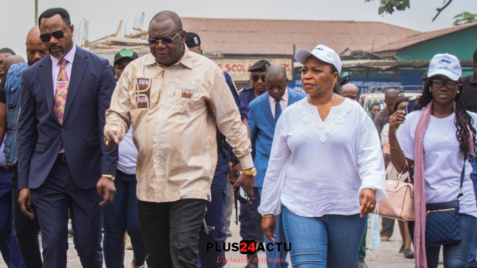 la visite du Directeur Général du Fond pour la Promotion de l’Education et de la Formation, Julie Tshilombo dans quelques écoles de la capitale.